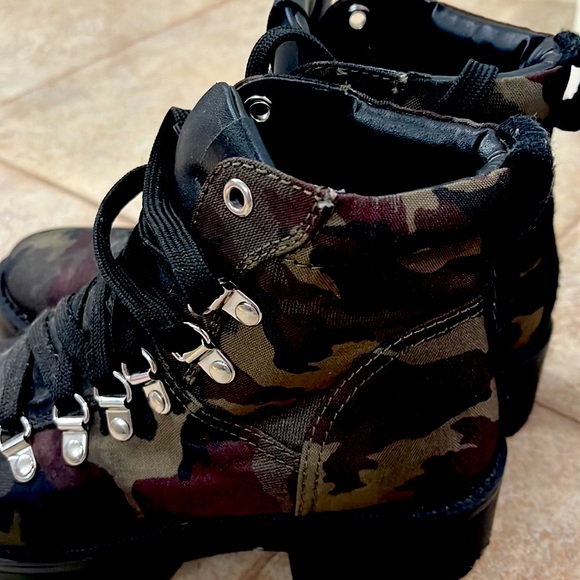 Steve Madden Bumper Camo Platform Hiking Boot. Size 6 - Picture 7 of 13